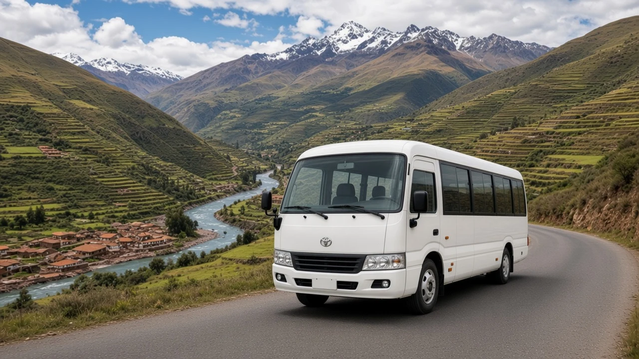 Minibús Toyota Coaster en el Valle Sagrado de los Incas